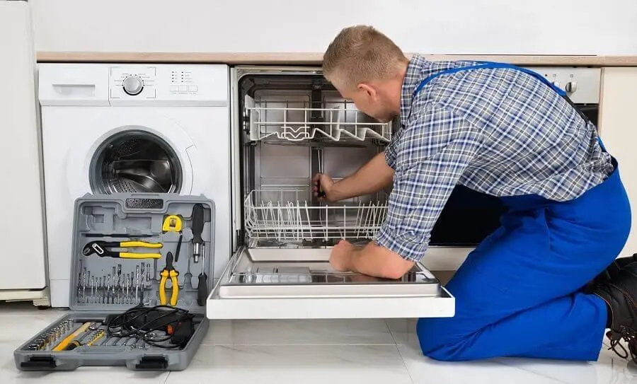 Salihli Termoteknik servisi teknisyen ekibi beyaz eşya tamiri yaparken